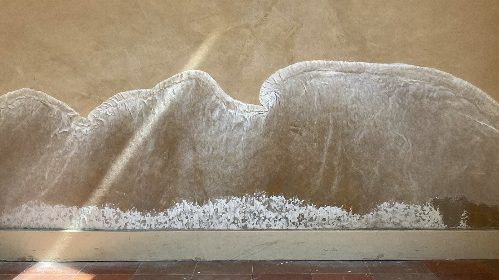 Pared antigua con marca de humedad de capilaridad y salitre, el problema que la cámara bufa aísla