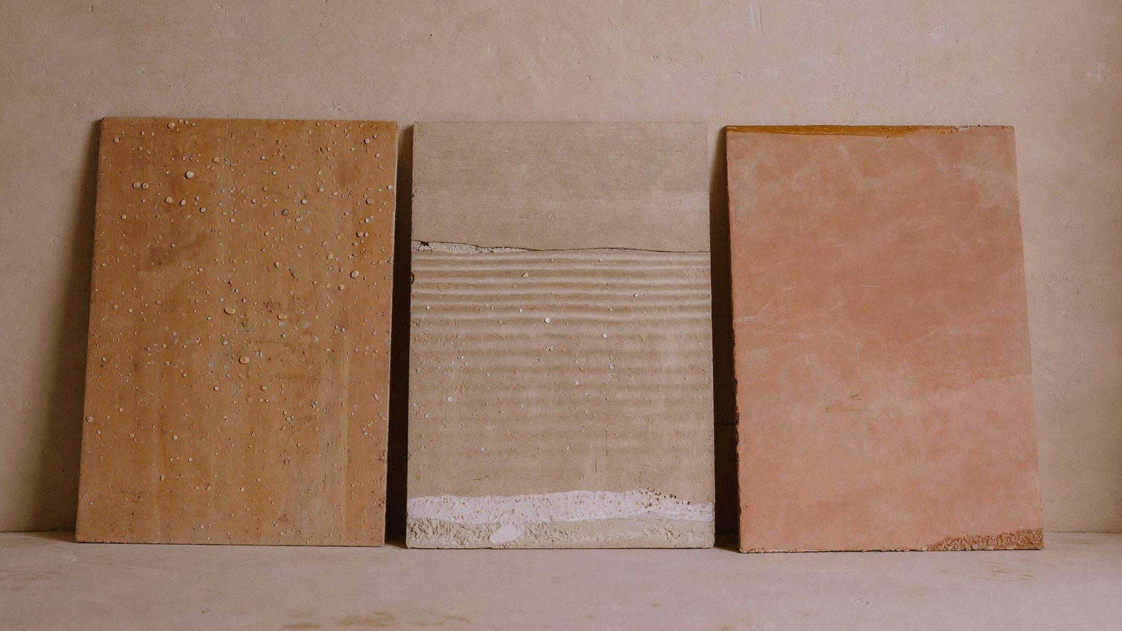 Tres placas de yeso comparadas lado a lado: condensación, marca de capilaridad con salitre y reguero de filtración